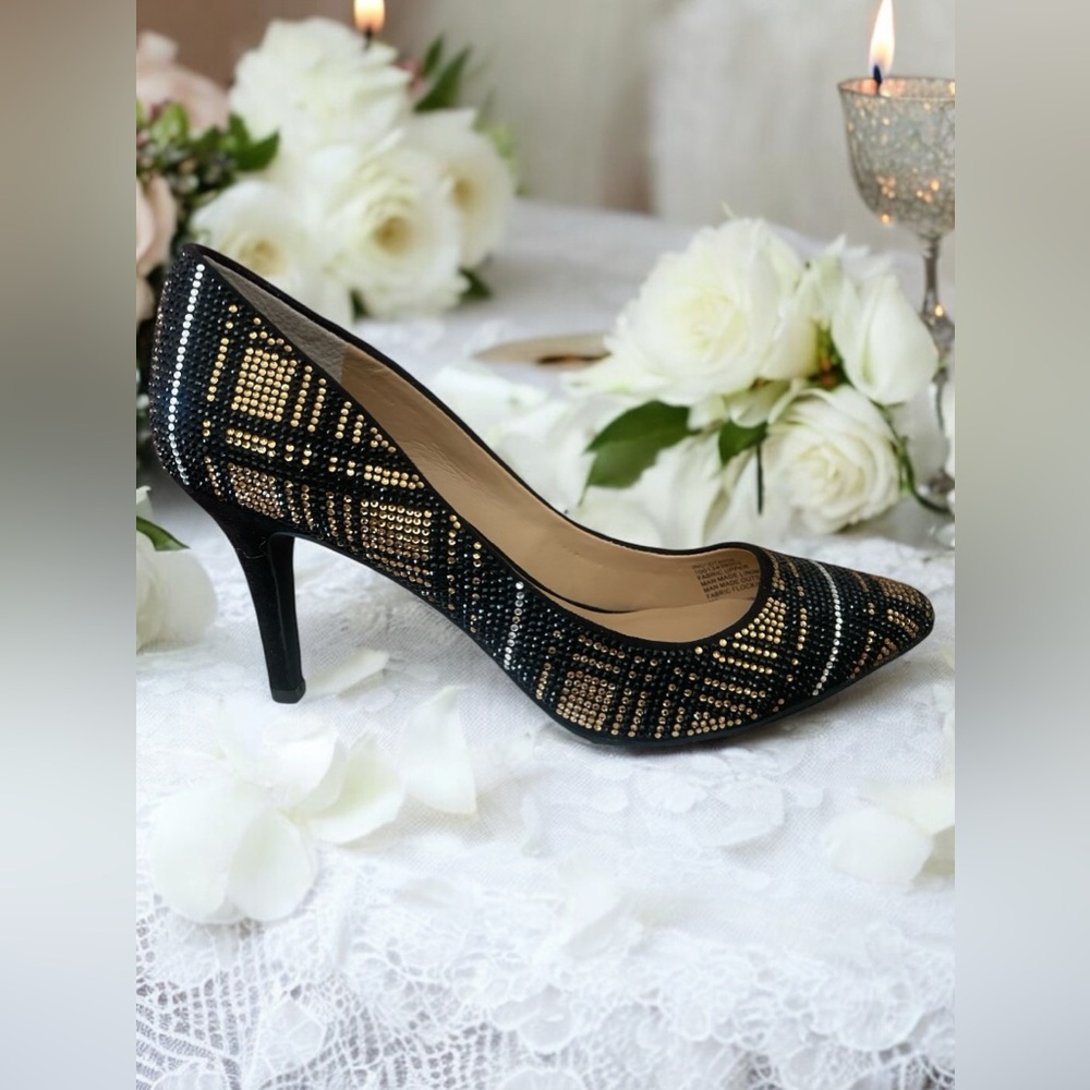 I.N.C Women’s black and gold pump with rhinestones. Gorgeous shoes. Size 6M